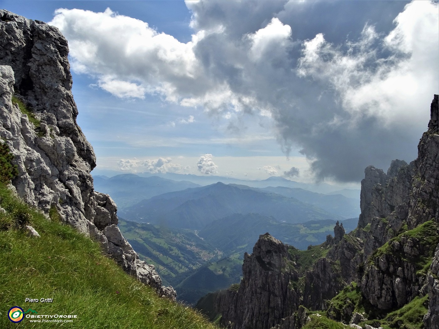 49 Vista a precipizio tra torrioni e guglie sulla Valle del riso.JPG -                                